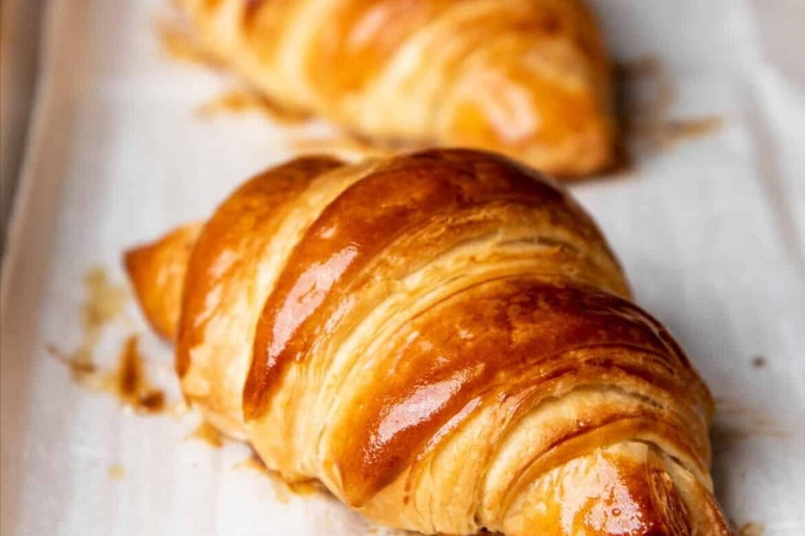 Croissant cu unt
