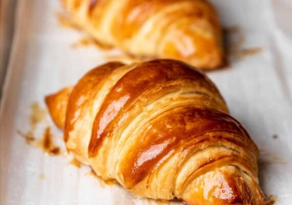 Croissant cu unt